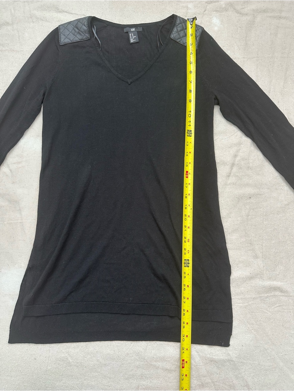 H&M Black V-Neck 3/4 Sleeves Thin Sweater Top with Quilted Shoulder Panels S - Picture 4 of 8